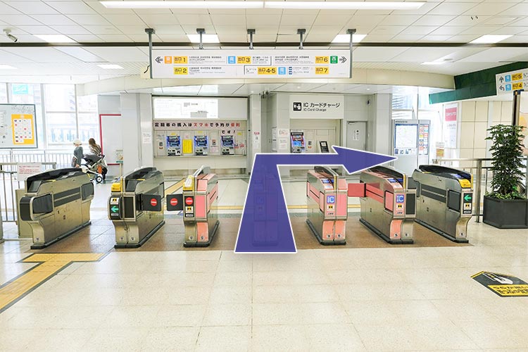 南口改札を出て右折します