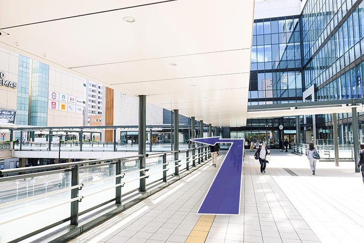 まっすぐ進んで左折します