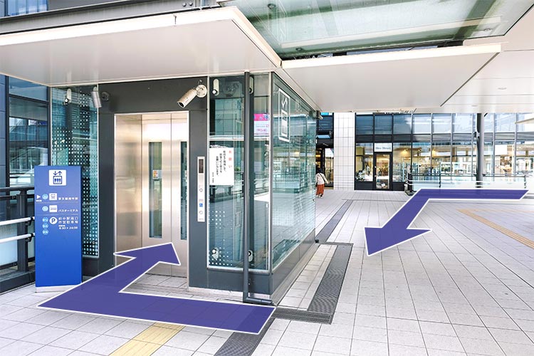 右手に出てくるエレベーターに乗ります