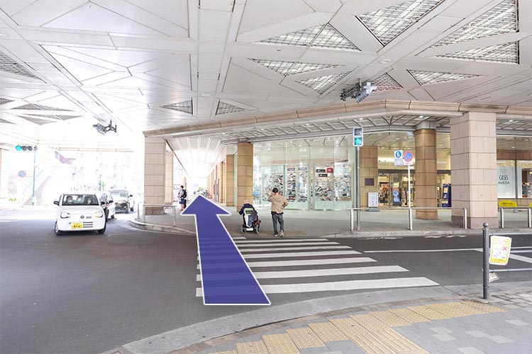 直進し、横断歩道を渡ります