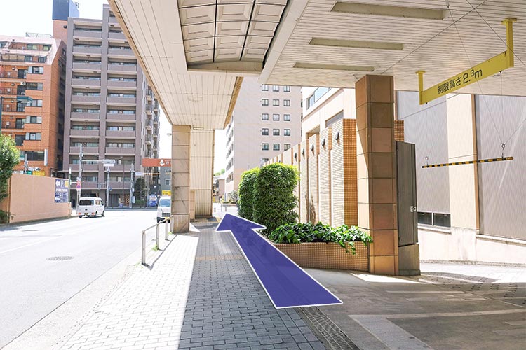 そのまままっすぐ進み、横断歩道を目指します