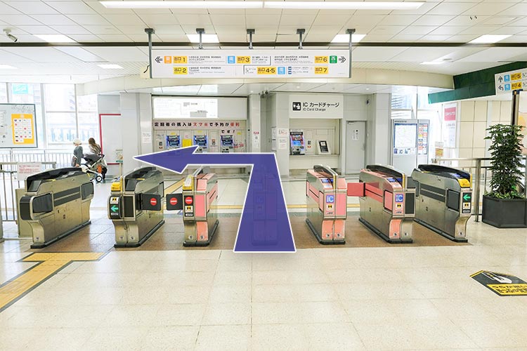 南口改札を出て左折します