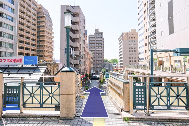 階段を下ります