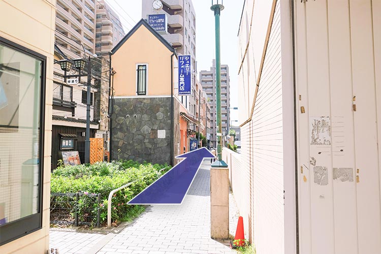 手前に曲がった後はまっすぐ進みます